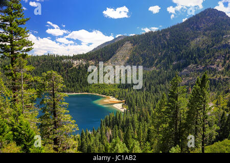 Berge rund um Emerald Bay am Lake Tahoe, Kalifornien, USA. Lake Tahoe ist der größte alpine See in Nordamerika Stockfoto