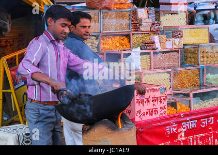 Lokale Mann Rösten Erdnüsse im Johari Bazaar in Jaipur, Indien. Jaipur ist die Hauptstadt und größte Stadt von Rajasthan. Stockfoto