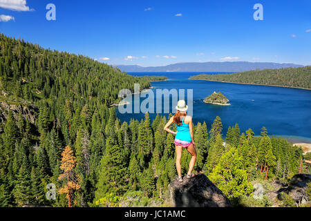 Junge Frau genießen den Blick auf die Emerald Bay am Lake Tahoe, Kalifornien, USA. Lake Tahoe ist der größte alpine See in Nordamerika Stockfoto