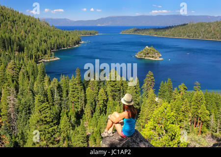 Junge Frau genießen den Blick auf die Emerald Bay am Lake Tahoe, Kalifornien, USA. Lake Tahoe ist der größte alpine See in Nordamerika Stockfoto