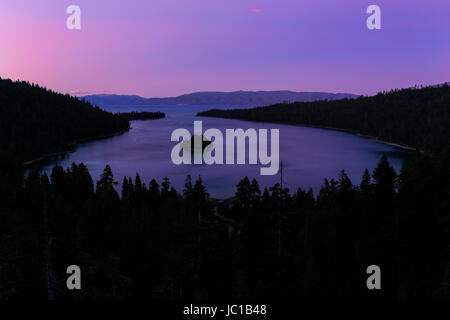 Emerald Bay am Lake Tahoe vor Sonnenaufgang, Kalifornien, USA. Lake Tahoe ist der größte alpine See in Nordamerika Stockfoto