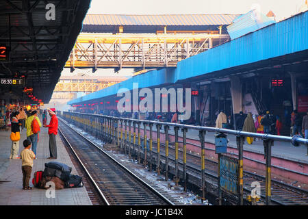 Passagiere warten die Züge in Jaipur Junction Railway Station in Rajasthan, Indien. Jaipur-Station allein beschäftigt sich mit 35.000 Passagiere an einem Tag. Stockfoto