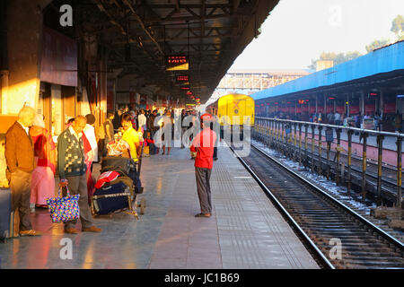 Passagiere warten die Züge in Jaipur Junction Railway Station in Rajasthan, Indien. Jaipur-Station allein beschäftigt sich mit 35.000 Passagiere an einem Tag. Stockfoto