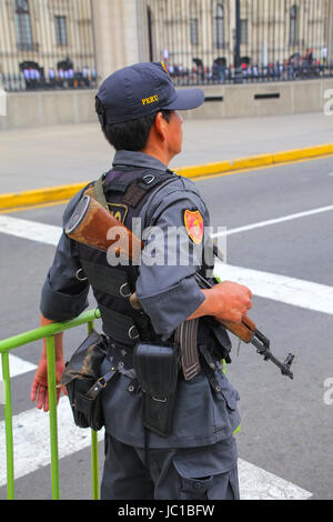 Polizisten stehen in der Nähe von Regierungspalast in Lima, Peru. Peruanische Nationalpolizei ist eines der größten Polizeikräfte in Südamerika. Stockfoto