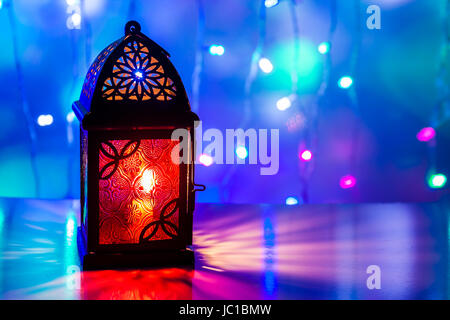 Beleuchtete arabische Laterne im bunten Hintergrund. Ramadan, Eid Konzept Hintergrund. Stockfoto