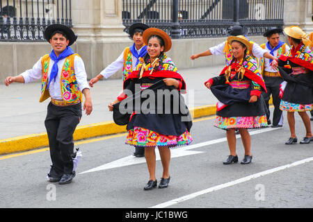 Lokale Leute tanzen bei Festival der Jungfrau De La Candelaria in Lima, Peru. Das Herzstück des Festivals ist, Tanz und Musik, dargeboten von differen Stockfoto