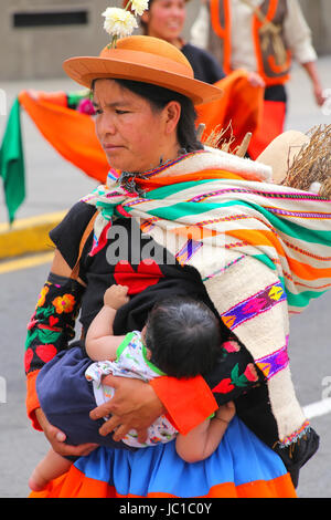 Frau mit einem Baby zu Fuß beim Festival der Jungfrau De La Candelaria in Lima, Peru. Der Kern des Festivals Tanz und Musik Stockfoto