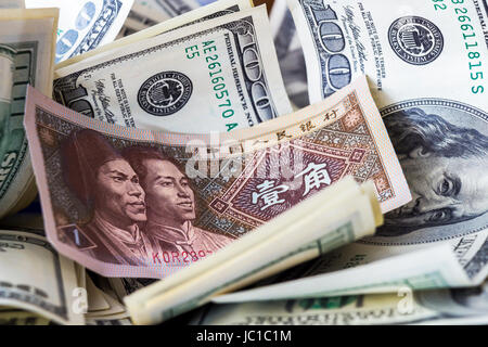 Yuan unter Dollar Rechnungen closeup Stockfoto