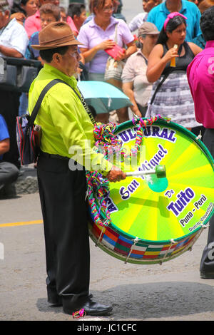 Lokale Mann spielt Schlagzeug beim Festival der Jungfrau De La Candelaria in Lima, Peru. Das Herzstück des Festivals ist, Tanz und Musik, dargeboten von Lernformen Stockfoto
