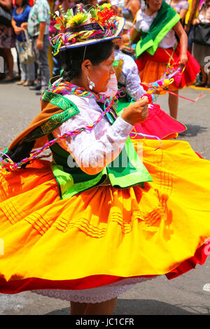 Frau beim Festival der Jungfrau De La Candelaria in Lima, Peru. Der Kern des Festivals Tanz und Musik, dargeboten von unterscheiden sich Stockfoto