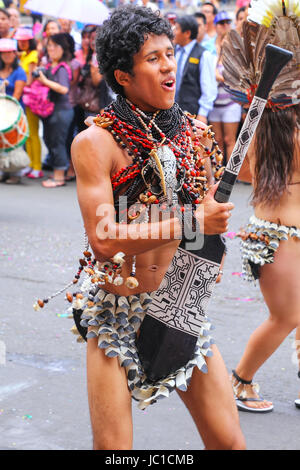 Lokale Mann tanzen bei Festival der Jungfrau De La Candelaria in Lima, Peru. Das Herzstück des Festivals ist, Tanz und Musik von verschiedenen d Stockfoto