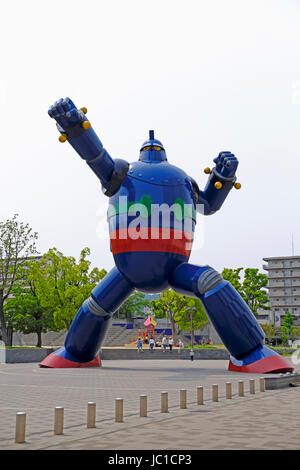 Die 50 Tonnen Tetsujin 28-Go (Gigantor) Statue wurde gebaut, um Funken und symbolisieren Kobes Erholung im Anschluss an das große Hanshin-Erdbeben 1995 Stockfoto