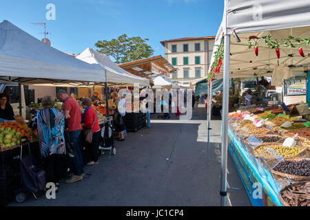 Lokale Straßenmarkt Stände in Italien, Piombino. Stockfoto