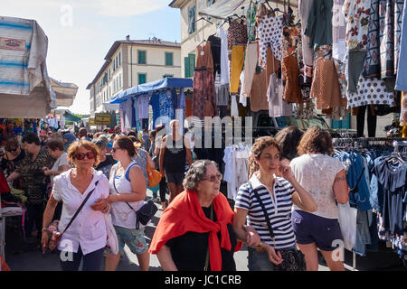 Lokale Straßenmarkt Stände in Italien, Piombino. Stockfoto