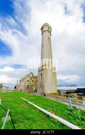 Der Leuchtturm am Eingang des Verwaltungsgebäudes auf Gefängnisinsel Alcatraz, jetzt ein Museum in San Francisco, Kalifornien, USA. Ein Blick auf den Leuchtturm-Turm und die Chefin des Hauses. Stockfoto