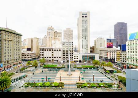 Tagesansicht am Union Square in der Innenstadt von San Francisco, California, Vereinigte Staaten von Amerika. Ein Wahrzeichen der Gegend mit einer Spalte mit einer Statue des Sieges hält einen Dreizack im Herzen des Stadtzentrums an der Spitze. Stockfoto