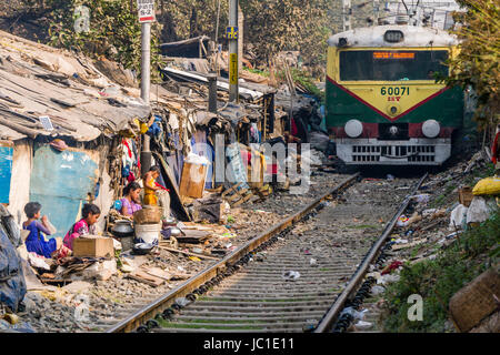 Die Wohnungen und Hütten in China Bazar Slumgebiet befinden sich direkt neben den Gleisen, ein Zug, der durch Stockfoto