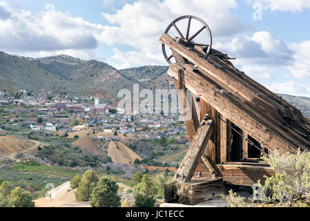 Fördergerüst des die das Kombination Wieliczka und die historischen Bergbaustadt Virginia City, Nevada. Stockfoto