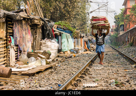 Die Wohnungen und Hütten in China bazar Slumgebiet befinden sich direkt neben den Gleisen, die Leute sind zu Fuß auf den Spuren Stockfoto