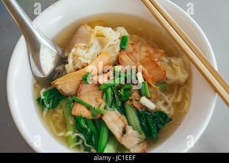 Ei Nudelsuppe mit roten Schweinebraten. Stockfoto