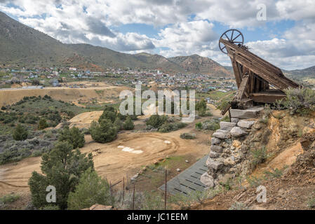 Fördergerüst des die das Kombination Wieliczka und die historischen Bergbaustadt Virginia City, Nevada. Stockfoto