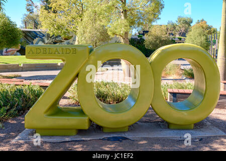Adelaide, Australien - 14. April 2017: Adelaide Zoo Installation nahe dem Haupteingang in Adelaide CBD am Sonntagmorgen. Adelaide Zoo ist Australien " Stockfoto