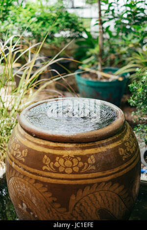 Großen irdenen Krug voll Wasser im Garten. Stockfoto