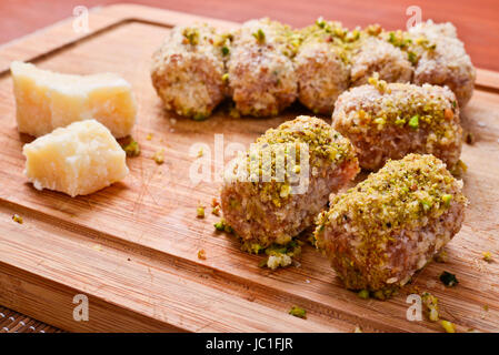 Fleisch-Röllchen mit Frischkäse und Pistazien Stockfoto