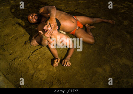 Zwei Kushti Ringer kämpfen bei Malik Ghat in der Nähe des Hoogly River Stockfoto