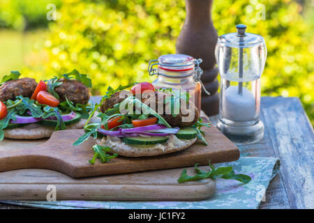 Türkisches Lamm Kofta mit Rucola Salat und Houmus auf Pitta-Brot Stockfoto