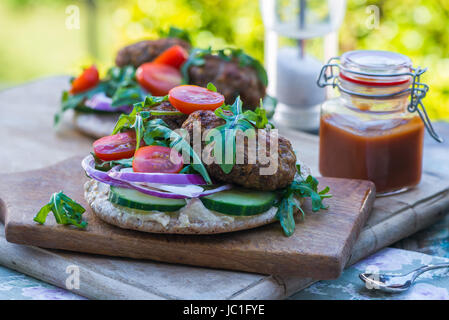 Türkisches Lamm Kofta mit Rucola Salat und Houmus auf Pitta-Brot Stockfoto