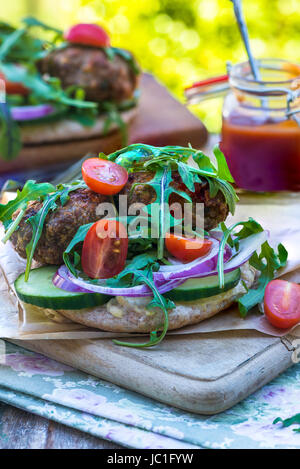 Türkisches Lamm Kofta mit Rucola Salat und Houmus auf Pitta-Brot Stockfoto