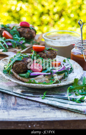 Türkisches Lamm Kofta mit Rucola Salat und Houmus auf Pitta-Brot Stockfoto