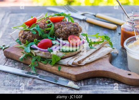 Türkisches Lamm Kofta mit Rucola Salat und Houmus auf Pitta-Brot Stockfoto