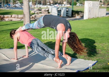 Acro Yoga Training in Charles Clore Park direkt am Jaffa, Israel Stockfoto