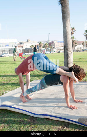 Acro Yoga Training in Charles Clore Park direkt am Jaffa, Israel Stockfoto