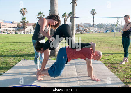 Acro Yoga Training in Charles Clore Park direkt am Jaffa, Israel Stockfoto