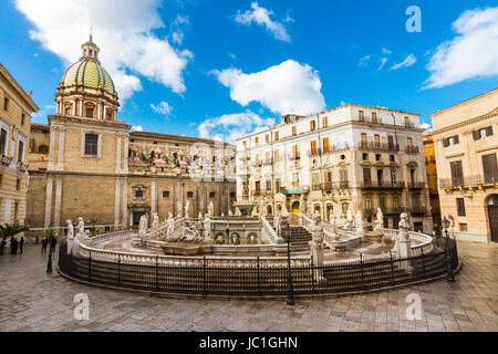 Im Herzen von Palermo den schönsten Platz, Piazza Pretoria steht dieser herrliche Brunnen Fontana Pretoria, Arbeit des Florentiner Bildhauers Francesco Camilliani. Palermo, Sizilien, Italien. Stockfoto