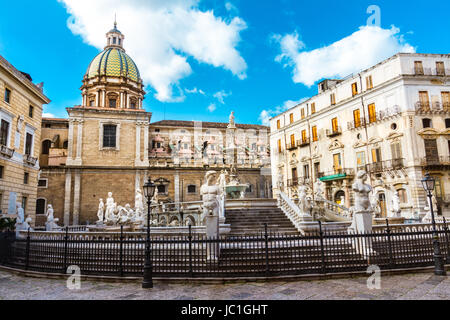 Im Herzen von Palermo den schönsten Platz, Piazza Pretoria steht dieser herrliche Brunnen Fontana Pretoria, Arbeit des Florentiner Bildhauers Francesco Camilliani. Palermo, Sizilien, Italien. Stockfoto