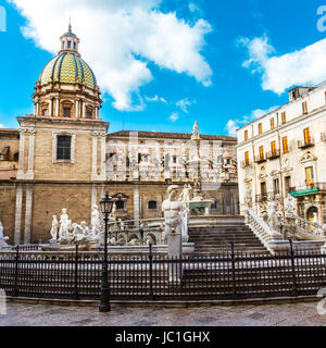 Im Herzen von Palermo den schönsten Platz, Piazza Pretoria steht dieser herrliche Brunnen Fontana Pretoria, Arbeit des Florentiner Bildhauers Francesco Camilliani. Palermo, Sizilien, Italien. Stockfoto