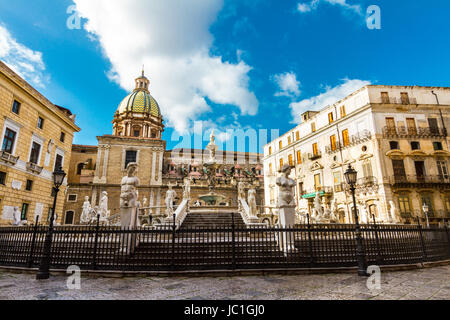 Im Herzen von Palermo den schönsten Platz, Piazza Pretoria steht dieser herrliche Brunnen Fontana Pretoria, Arbeit des Florentiner Bildhauers Francesco Camilliani. Palermo, Sizilien, Italien. Stockfoto