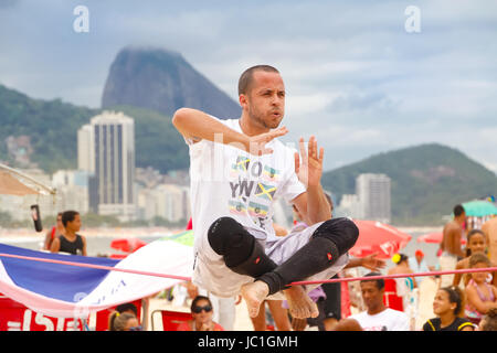 RIO DE JANEIRO - 3. November 2012: Slackline Teilnehmerin an den Stränden der Copacabana in Rio Elephant Cup Turnier am 3. November 2012 an der Copacabana, Rio De Janeiro, Brasilien. Stockfoto