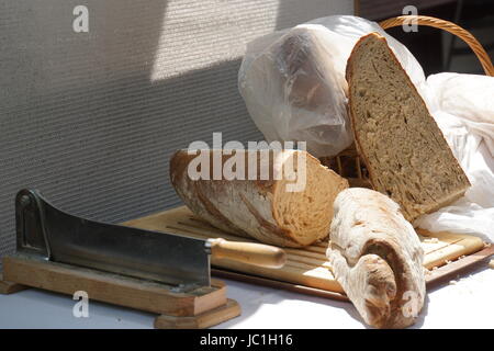 Brote auf einem Steckbrett mit einem Brotmesser Stockfoto