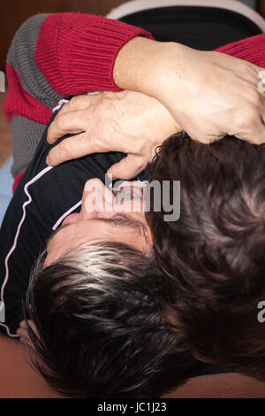 Nahaufnahme der beiden Liebenden Senioren umarmt. Stockfoto