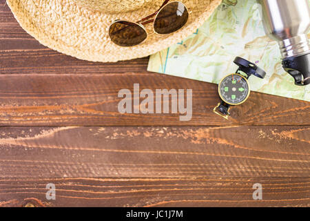 Topo-Karte mit Kompass für Wochenende Wandern auf Holz Hintergrund. Stockfoto