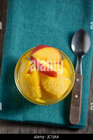 Hausgemachte Mango-Eis-Sorbet mit Pfirsich Scheiben Stockfoto