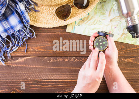 Topo-Karte mit Kompass für Wochenende Wandern auf Holz Hintergrund. Stockfoto