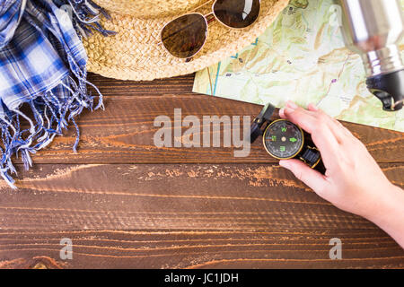 Topo-Karte mit Kompass für Wochenende Wandern auf Holz Hintergrund. Stockfoto