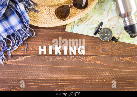Topo-Karte mit Kompass für Wochenende Wandern auf Holz Hintergrund. Stockfoto