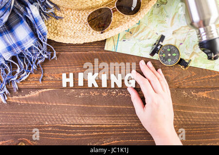 Topo-Karte mit Kompass für Wochenende Wandern auf Holz Hintergrund. Stockfoto